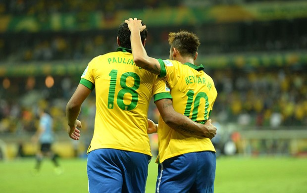 Paulinho Neymar comemoração Brasil (Foto: Marcos Ribolli / Globoesporte.com)