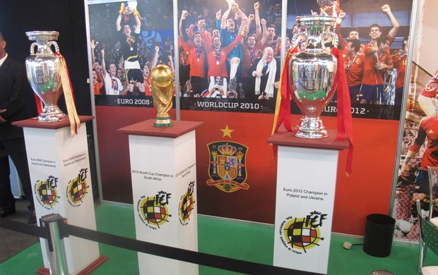 trofeus da Eurocopa e da Copa da Espanha (Foto: Alexandre Alliatti/Globoesporte.com)