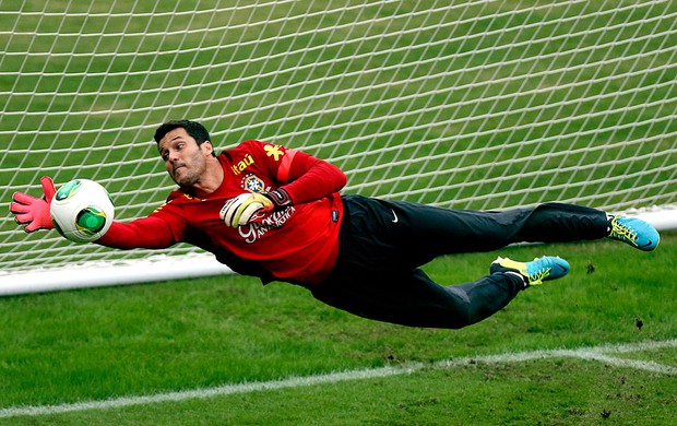 Julio César treino Seleção em São Januário (Foto: Reuters)