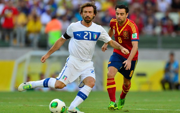 Pirlo e Xavi, Espanha x Itália (Foto: AFP)