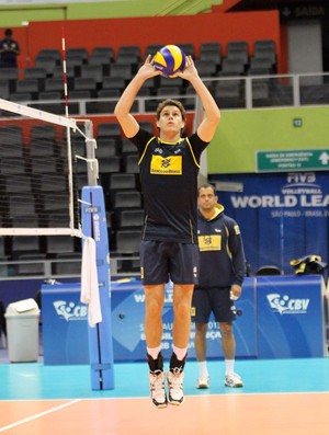 Bruninho, no treino da seleção brasileira de vôlei (Foto: Alexandre Arruda/CBV)