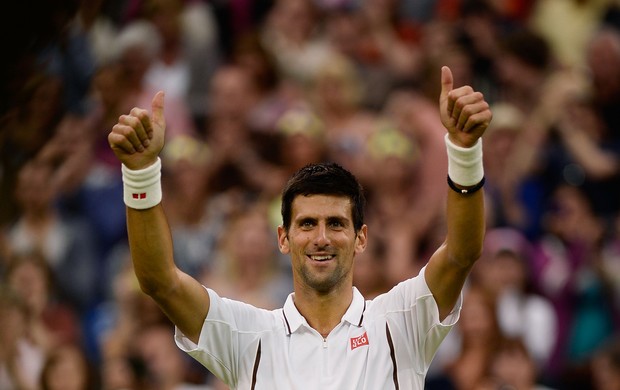 O número 1 do mundo Novak Djokovic acena para a arquibancada do All England Club (Foto: Getty Images)