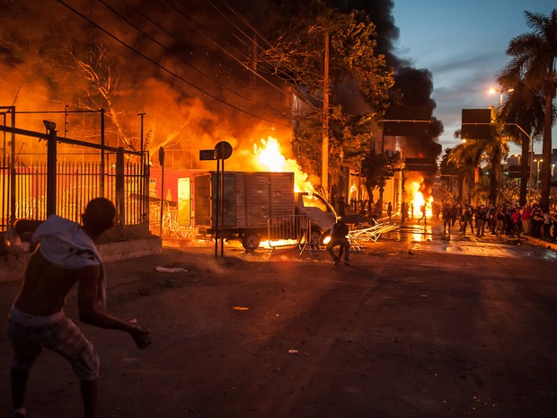 Vândalos colocam fogo em veículo durante protesto em Belo Horizonte (Foto: Alexandre Rezende/G1)