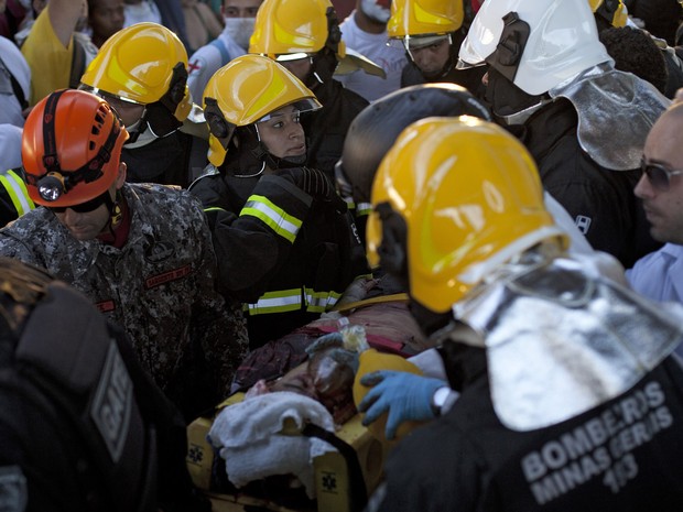 Bombeiros socorrem pessoa que caiu da ponte durante protestos em Belo Horizonte (Foto: Pedro Gontijo/AFP)