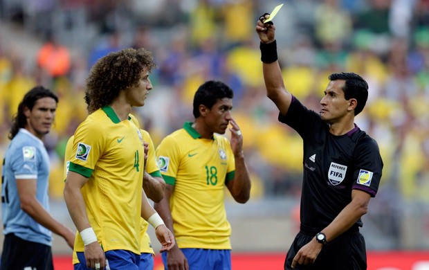 David Luiz cartão amarelo penalti, Brasil x Uruguai (Foto: Reuters)