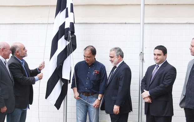 Bandeira do Botafogo é hasteada na ferj (Foto: Úrsula Nery/ Agência FERJ)