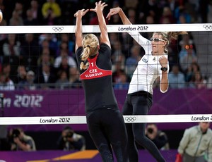 Kerri Walsh dos Estados Unidos e Marketa Slukova da República Tcheca, Vôlei de Praia (Foto: Agência Reuters)