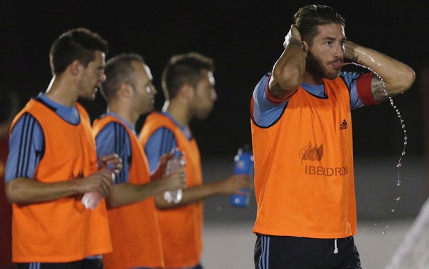 Copa das Confederações Calor - Sergio Ramos espanha se hidrata (Foto: Reuters)