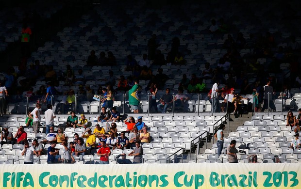 Copa das Confederações Calor - Torcida mineirão sol, Taiti x Nigéria (Foto: Reuters)