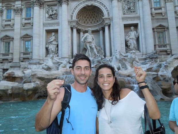 Ágatha e marido vôlei de praia Fontana di Trevi Roma (Foto: Divulgação)