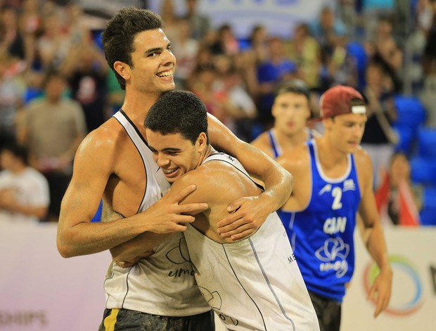 Allison e Guto campeões mundiais sub-21 de vôlei de praia (Foto: Divulgação/FIVB)