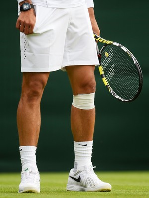 Na estreia em Wimbledon, o espanhol jogou com uma faixa sobre o joelho (Foto: Getty Images)