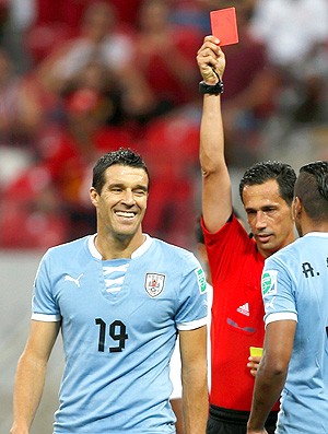  Andres Scotti  cartão vermelho jogo Uruguai Taiti (Foto: Reuters)