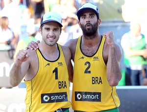 Pedro e Bruno comemoração vôlei de praia (Foto: Divulgação / FIVB)