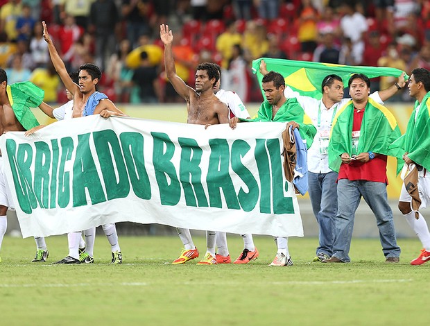 Taiti faixa agradecimento Brasil jogo Uruguai (Foto: Aldo Carneiro / Pernambuco Press)