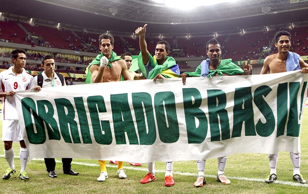 Taiti faixa agradecimento Brasil jogo Uruguai (Foto: EFE)