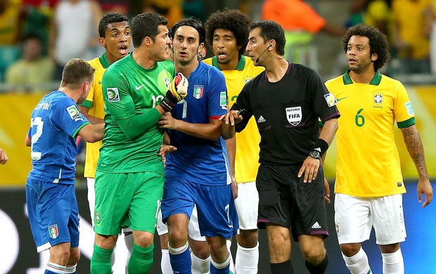 árbitro Ravshan Irmatov jogo Brasil Itália segundo gol em Salvador (Foto: Getty Images)