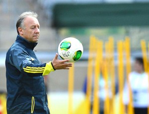 Alberto Zaccheroni treino japão (Foto: Marcos Ribolli)