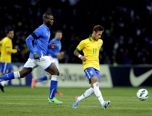 Neymar brasil balotelli itália (Foto: Agência Getty Images)