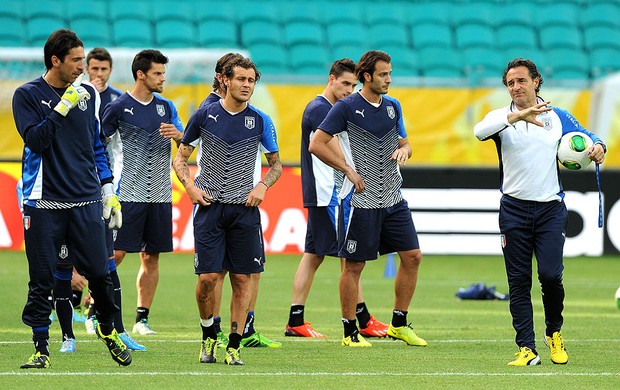 Cesare Prandelli treino Itália (Foto: EFE)