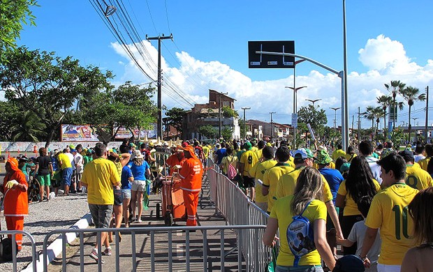 fila ônibus Castelão jogo Brasil (Foto: Janir Júnior)