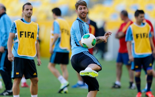 Sergio Ramos treino Espanha (Foto: AP)