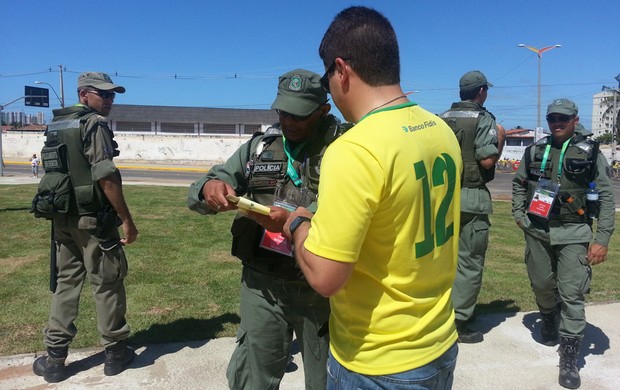 Polícia orienta torcedor castelão (Foto: Richard Souza)