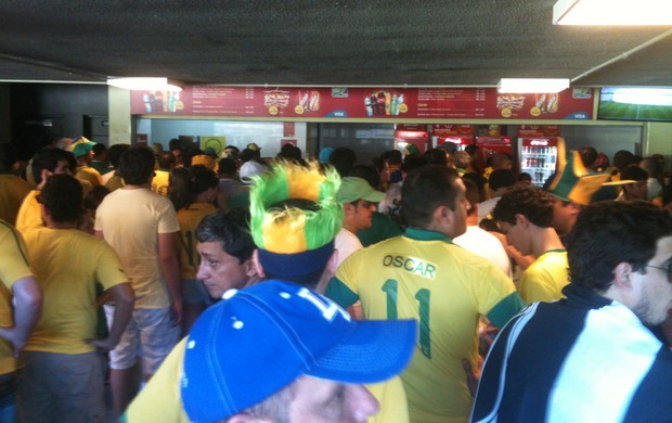 fila lanchonete castelão torcida brasil x mexico (Foto: Carlos Montenegro)