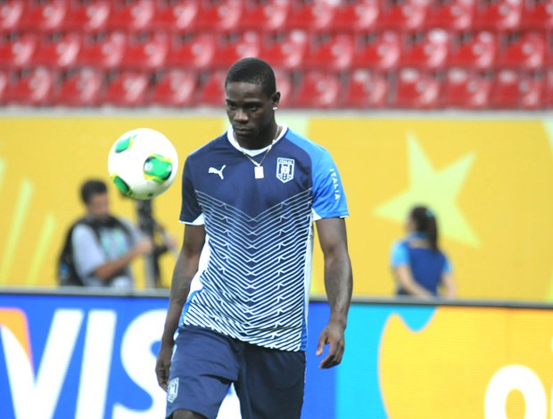 Balotelli, Treino Itália (Foto: Aldo Carneiro / Pernambuco Press)