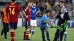 Garoto invade campo com bandeira do Brasil no jogo entre Espanha e Itália, pelo sub-21 Europeu