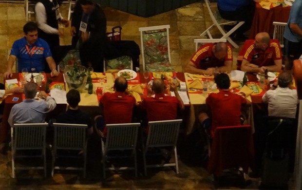 Jogadores da Espanha comemoram vitória no Recife (Foto: Globoesporte.com)