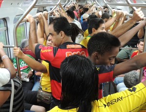 Arena Pernambuco - metrô lotado (Foto: Elton de Castro / Globoesporte.com)