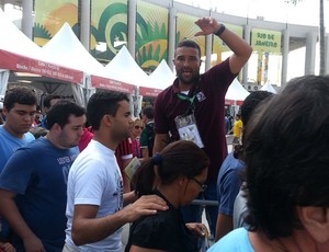 voluntário fila maracanã (Foto: Eduardo Peixoto)