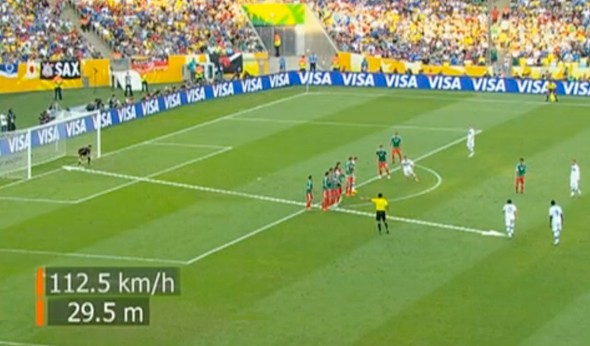 Gol Pirlo no detalhe México Itália (Foto: Reprodução SporTV)