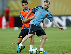 Fabregas e Iniesta  treino Espanha (Foto: Reuters)