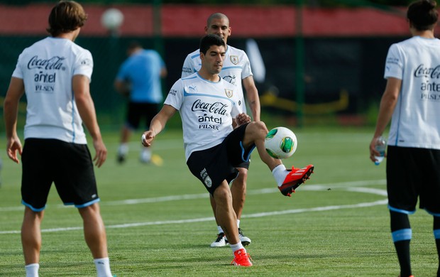 Luis Suarez treino uruguai (Foto: AP)