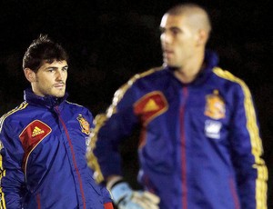 Casillas e Valdés treino Espanha (Foto: EFE)