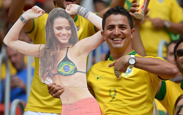 torcida Brasil cartaz bruna marquezine (Foto: AFP)