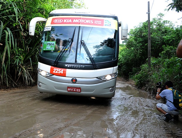 ônibus Uruguai estrada de acesso CT do Sport (Foto: Edgar Maciel de Sá)