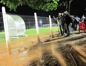 Lama ao redor do treino da Espanha (Foto: Aleandre Alliati)