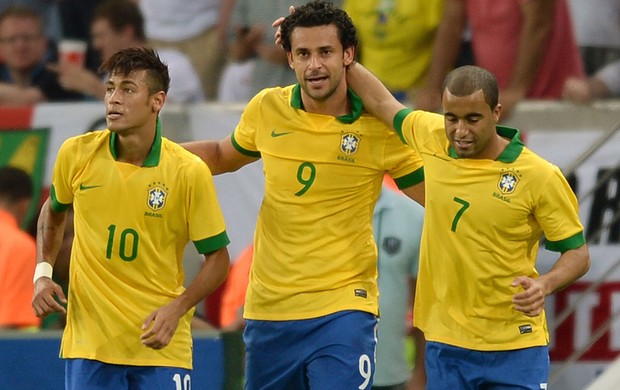 Neymar fred e Lucas, Brasil x Inglaterra (Foto: AFP)