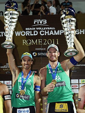 Alison e Emanuel vibram com título em Roma (Foto: divulgação / FIVB)