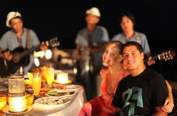 Mineirinho e a namorada em um jantar romântico (Foto: Reprodução Instragram)