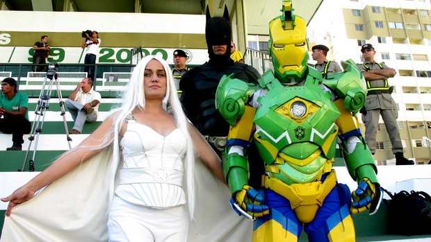 torcida homem de ferro tempestado e batman brasil treino (Foto: Alexandre Lozetti)