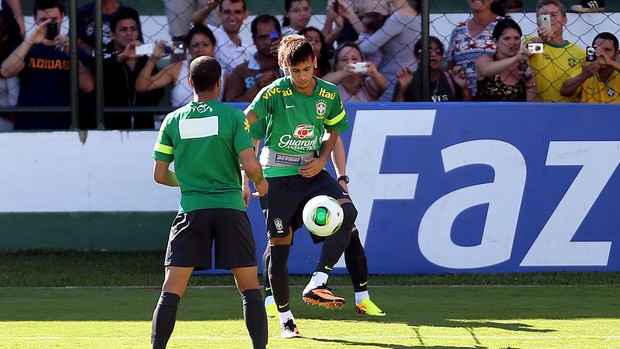 lucas neymar brasil treino camisa esparadrapo patrocinador  (Foto: Jefferson Bernardes / Vipcomm)