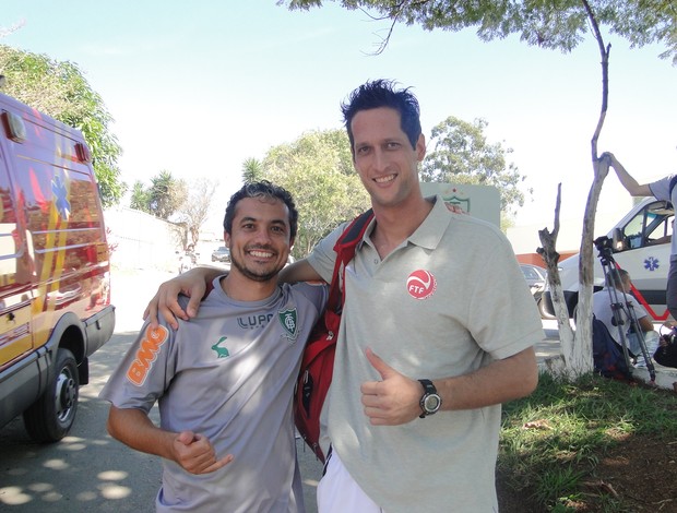 Diego Carvalho, fisioterapeuta do América-MG, ao lado do goleiro do Taiti (Foto: Valeska Silva / Globoesporte.com)