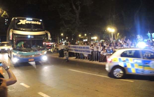 Protesto seleção Brasileira (Foto: Alexandre Lozetti)