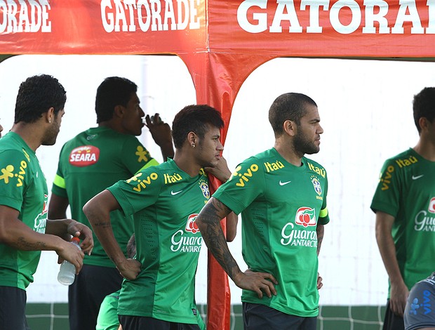 Neymar e Daniel Alves treino seleção brasileira (Foto: Mowa Press)