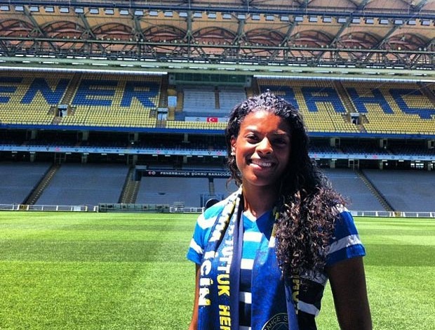 Fernanda Garay no estádio do Fenerbahçe (Foto: Reprodução / Instagram)