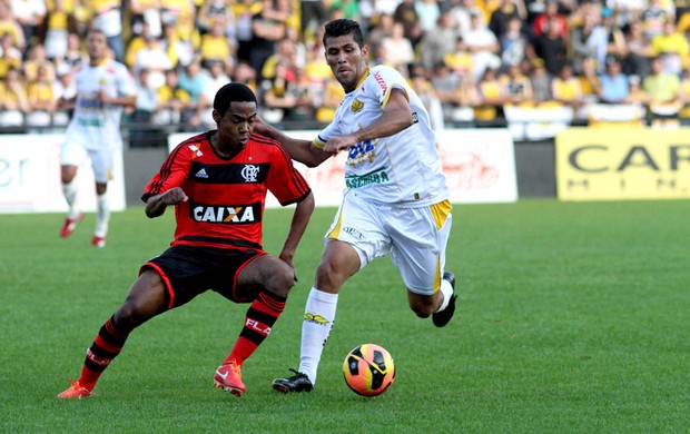 Elias flamengo marlon criciúma brasileirão 2013 (Foto: Fernando Ribeiro / Futura Press)